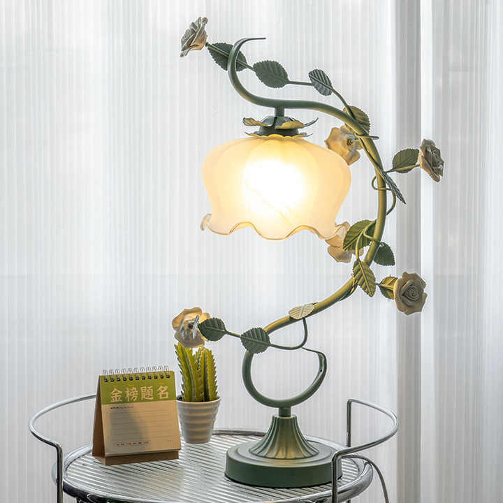 Roselle | Rose-Covered Table Lamp with Warm Romantic Glow