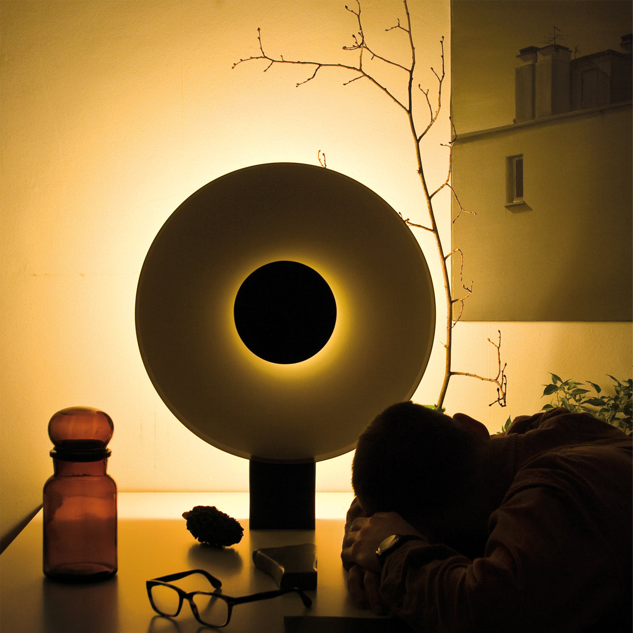 LumaCove | Metal and Acrylic Table Lamp For Living Rooms