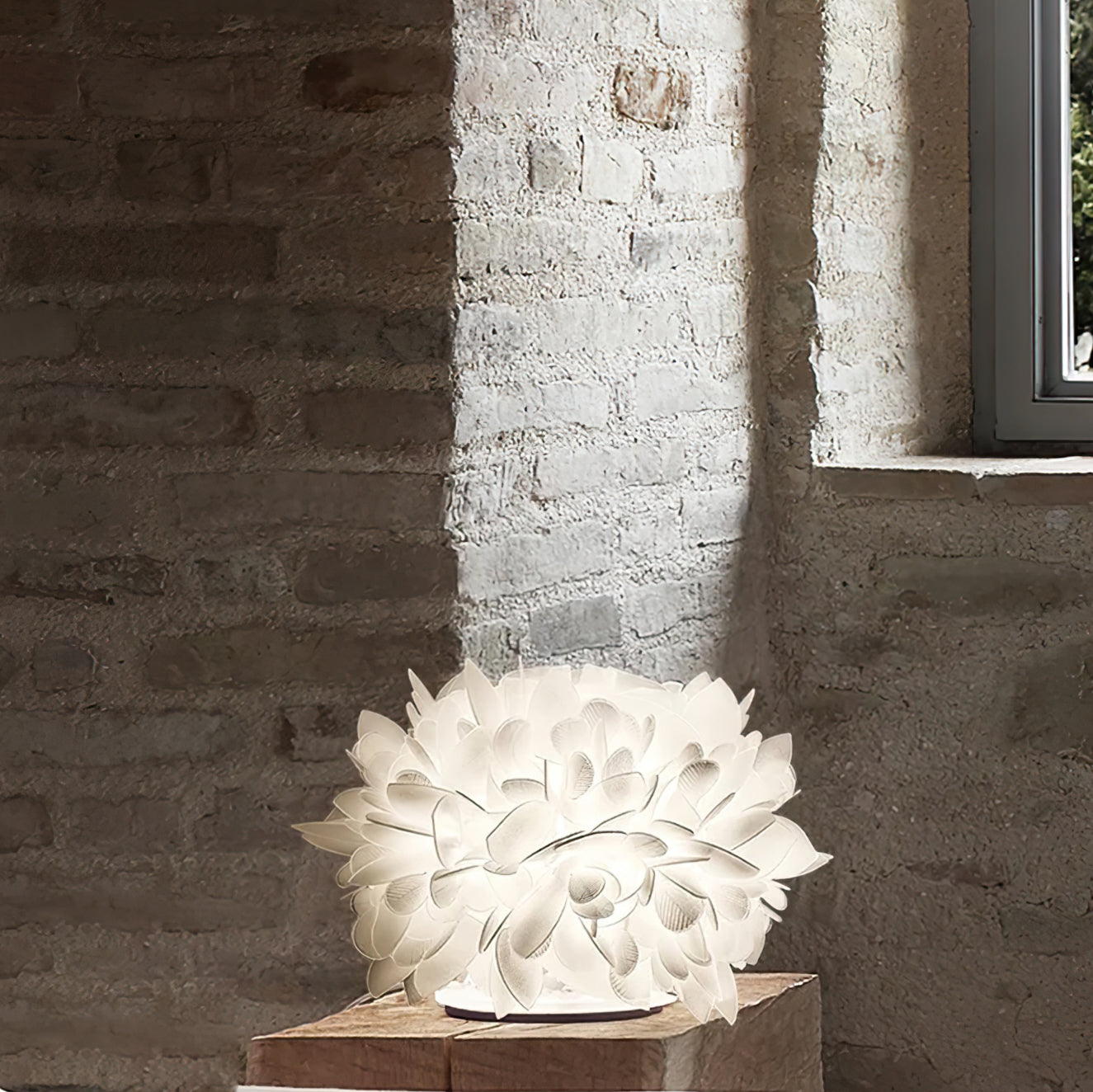 Sylva Petal Table Lamp With Floral Accent And Metal Frame